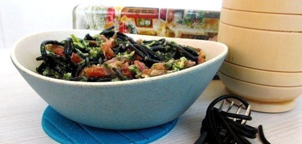 Паста с песто из шпината и черемши с копченым лососем