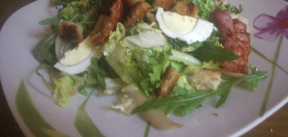 Салат с беконом и гренками