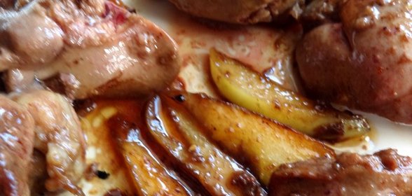 Куриная печень в карамели с яблоками