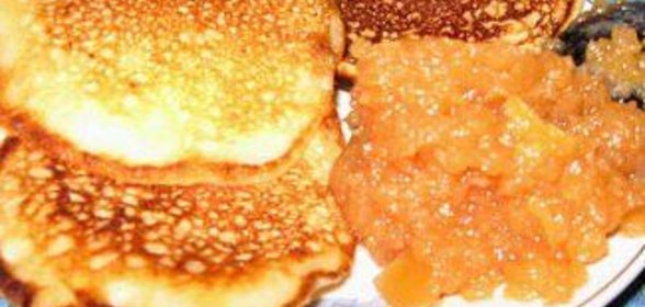 Яблочные оладьи с айвовым джемом