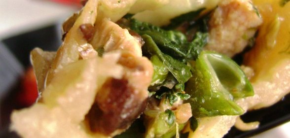 Мантоны с пикантной мясо -овощной начинкой. И небольшой бонус -перечное масло