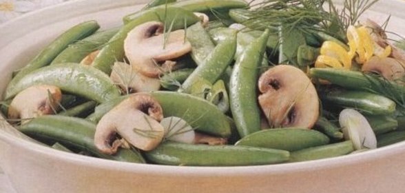 Стручковый горошек и шампиньоны, приготовленные на гриле