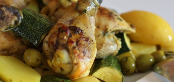 Курица в пряном маринаде с овощами и оливками