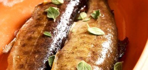 Целый припущенный лосось с лимоном