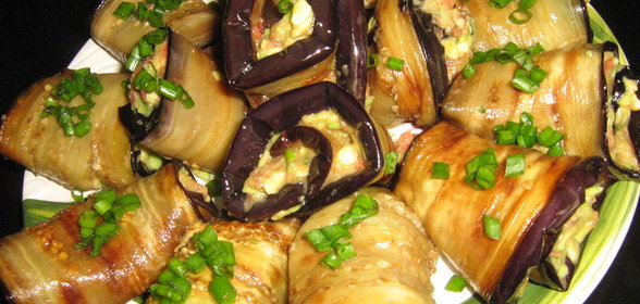 Рулетики из баклажан с оригинальной начинкой