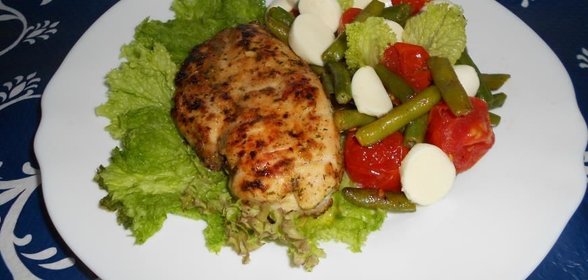 Нежная курочка с моцареллой и овощами