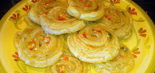 Улитки из слоёного теста с беконом