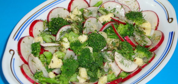 Салат из брокколи с маринованным сыром