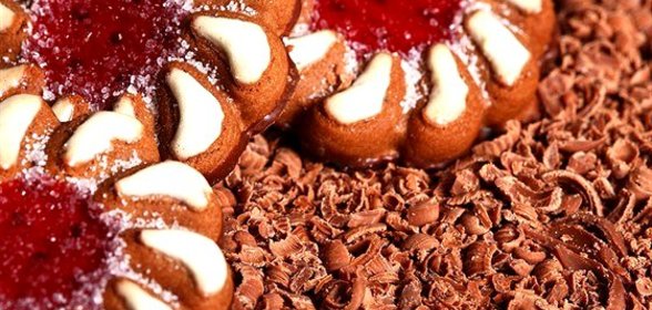 Шоколадное печенье с миндалем и абрикосовым джемом