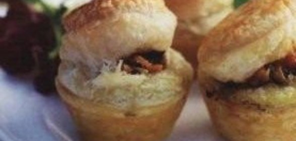 Мини-пироги с курицей, грибами и овощами