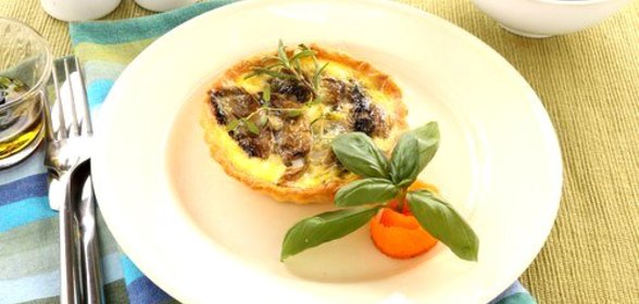 Тарталетки с грибами и грюйером