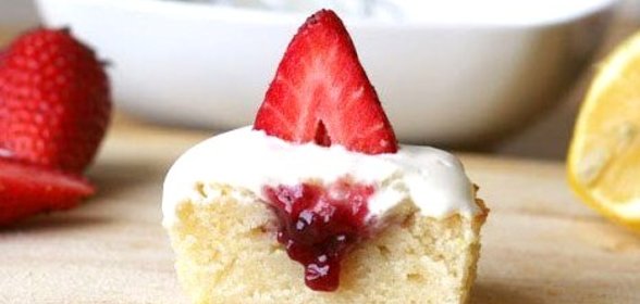 Лимонные капкейки с малиновым джемом