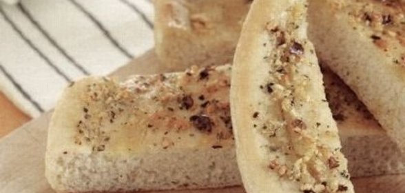 Чесночная пицца с оливковым маслом и специями