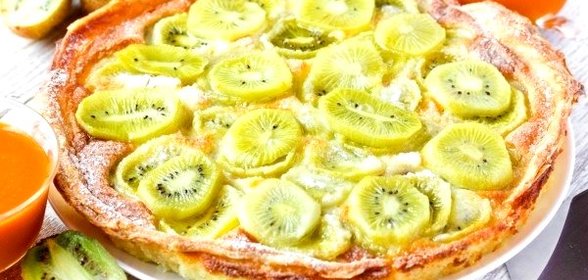 Открытый пирог со сметанной заливкой и киви