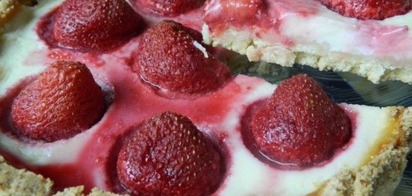 Клубничный пирог с заливкой