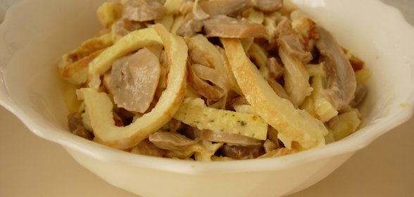 Салат из шампиньонов с омлетом