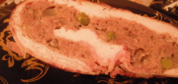 фарш из говядины,запеченный в оболочке из курицы и бекона