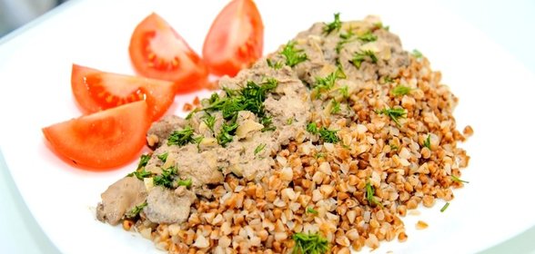 Куриная печень с грибами в сметане