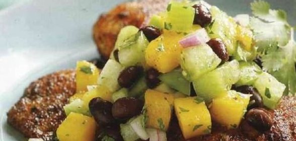 Жареная тилапия и сальса из манго и томатилло