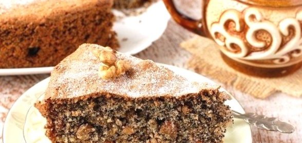 Быстрый пирог с орехами и изюмом