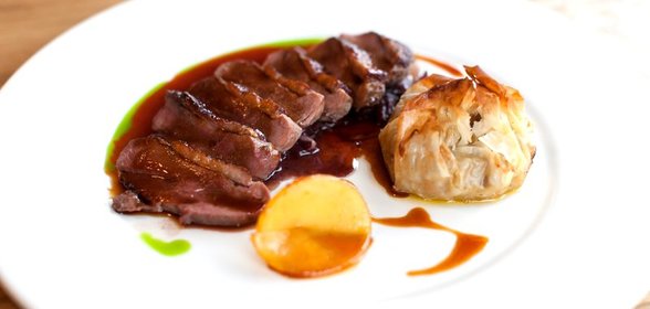 Утиная грудка магре, с экзотическим соусом и капустой в вине