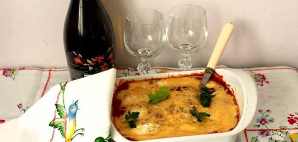 Сосиски-гриль, запеченные с моцареллой в томатном соусе с сырной корочкой