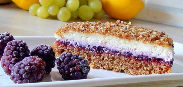 Торт «Горячий шоколад» с гречневым бисквитом, ванильным кремом и джемом из ежевики