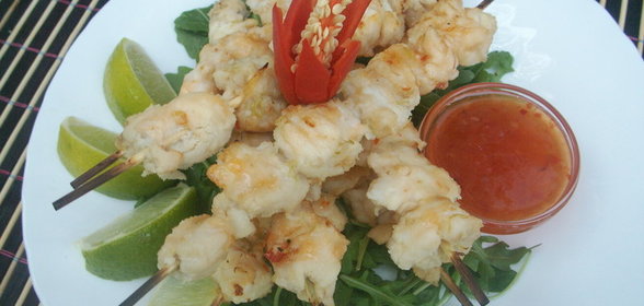 мясо крокодила на шпажках