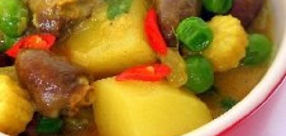 Пряное картофельное рагу с куриными сердечками в кокосовом молоке