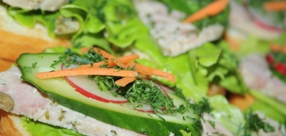 Яркие бутерброды с домашней ветчиной к завтраку