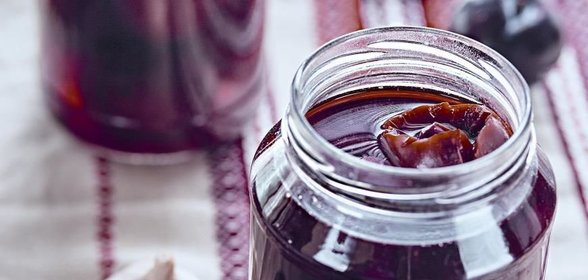 Маринованные сливы с чесноком