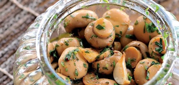 Шампиньоны в масляно-травяном маринаде