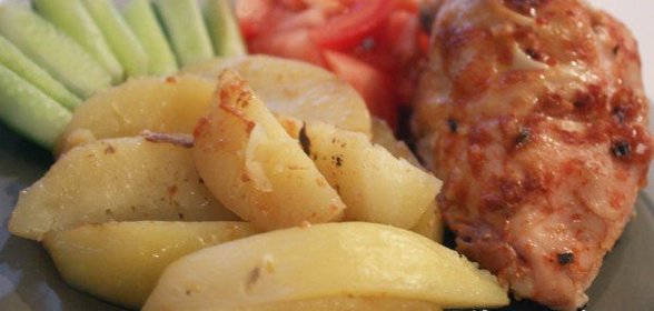 Куриная грудка с картофелем в рукаве