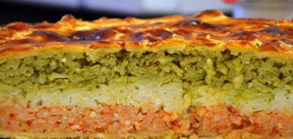 Слоеный рулет с яблоком, рисом и изюмом