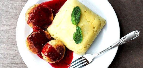 Куриные котлеты под клюквенным соусом с пюре от Робюшона