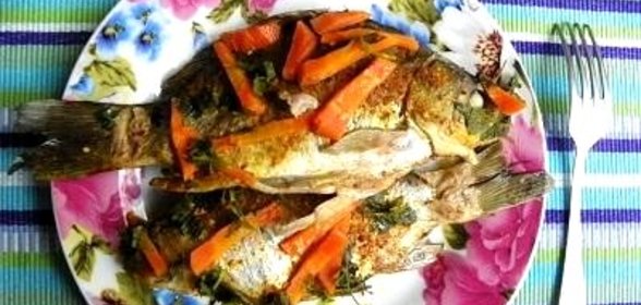 Тушеная рыба с луком и морковью