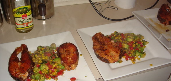 Жареная рыба с салатом из авокадо