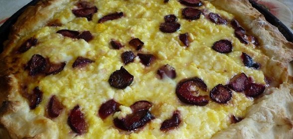 Ватрушка с творогом и сливами