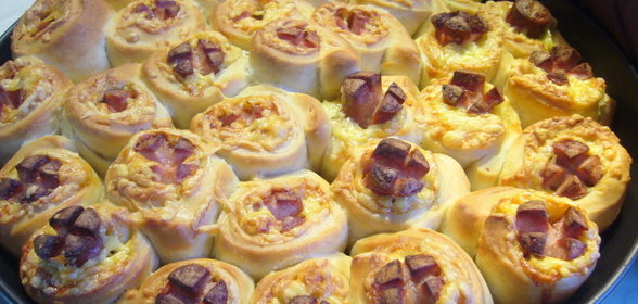 Пикантный пирог из розочек с сосисками