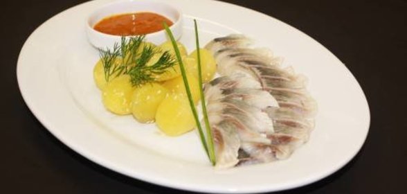 Сельдь с картофелем и конфитюром из облепихи