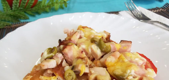 Пицца с ветчиной, помидорами и оливками