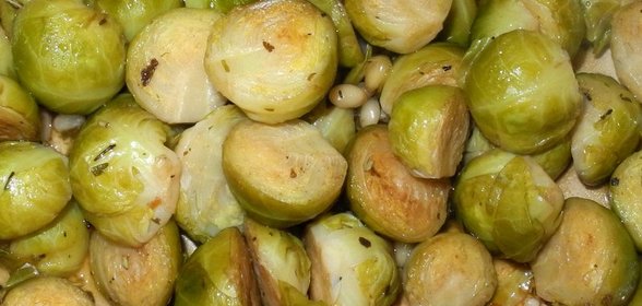 Брюссельская капуста с соусом из бальзамического уксуса и кедровыми орешками