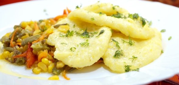 Перец фаршированный брынзой, маслом и чесноком