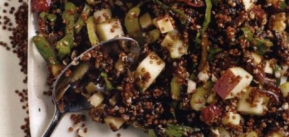Салат из киноа, сыра, яблок и сельдерея