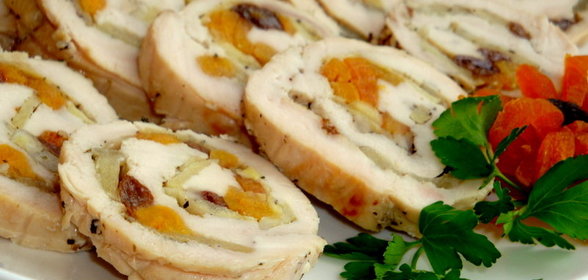 Куриный рулет с яблоками и сухофруктами