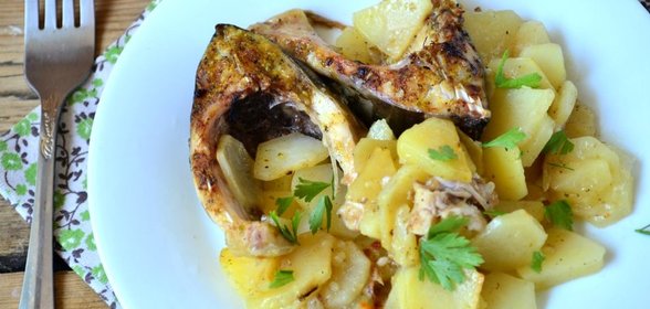 Сазан в духовке с картошкой