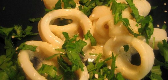 Кальмары с горчичным соусом и кунжутом