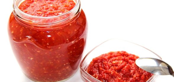 Аджика с хреном и чесноком без варки