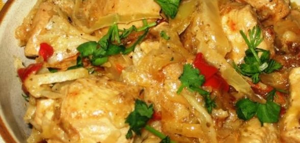 Гуляш из индейки с квашеной капустой