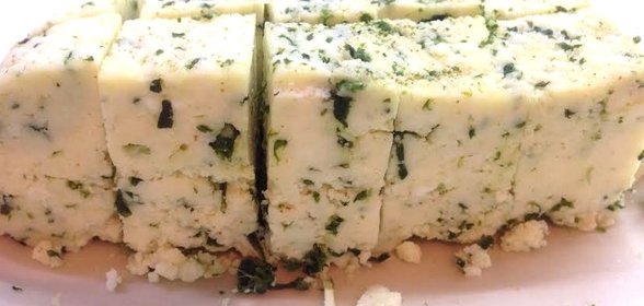 Домашний сыр на кефире с зеленью